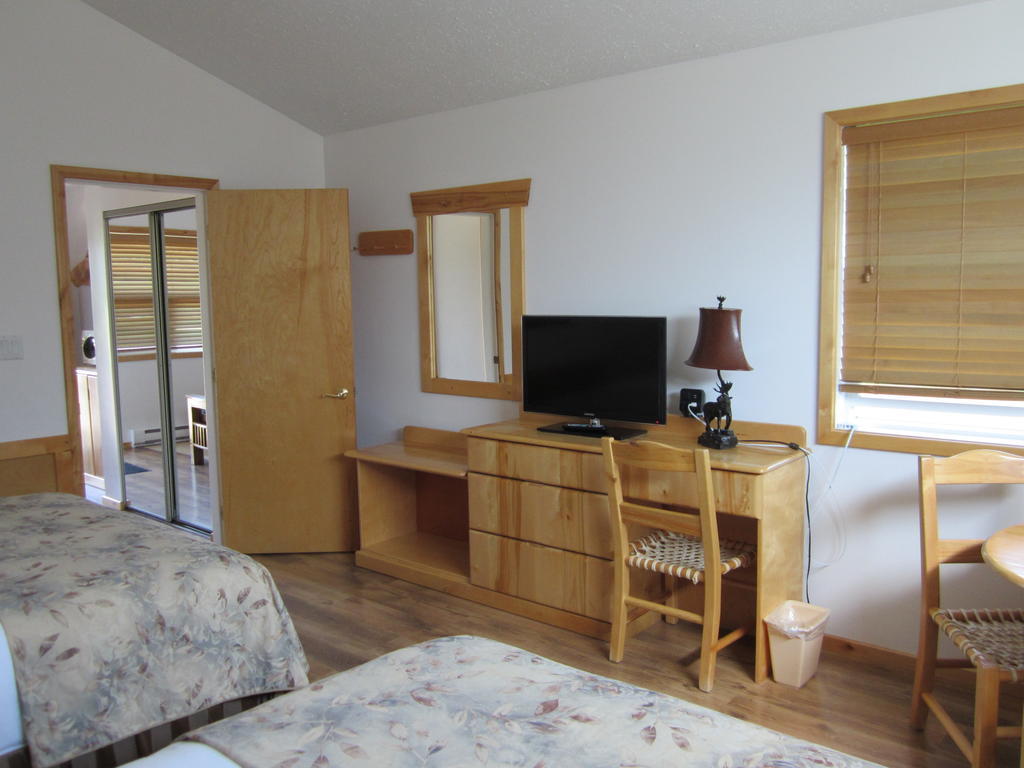Beaver Creek Lodge And Cabins McBride Ruang foto