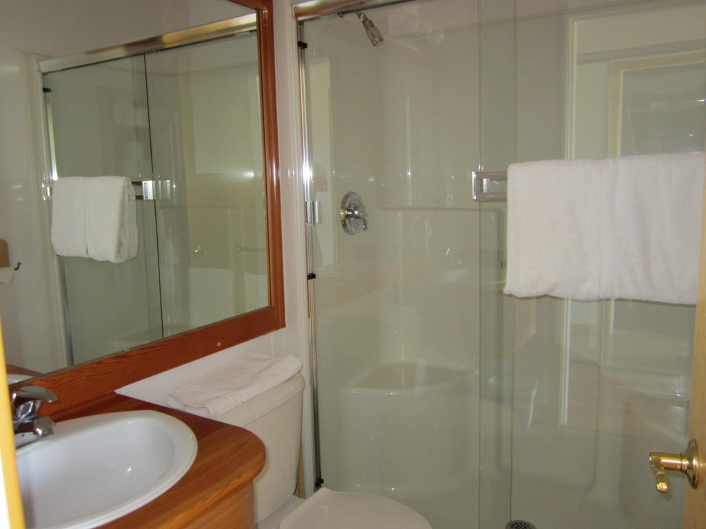 Beaver Creek Lodge And Cabins McBride Ruang foto